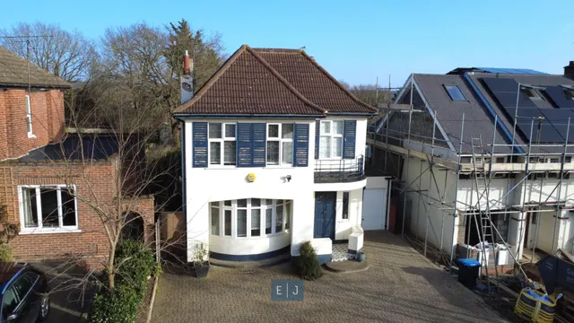 Stradbroke Grove, Buckhurst Hill, photo 1