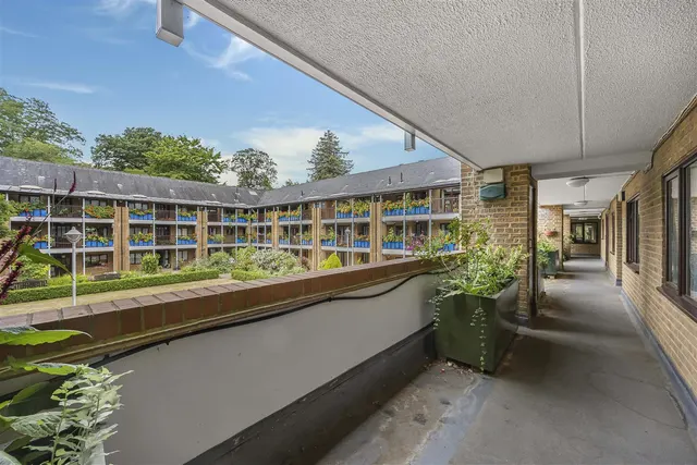 Emmbrook Court, Reading, RG6, photo 3