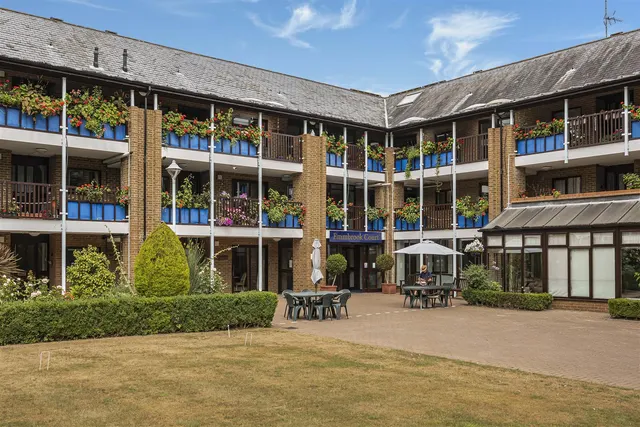 Emmbrook Court, Reading, RG6, photo 1