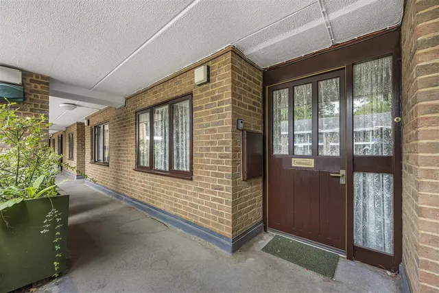 Emmbrook Court, Reading, RG6, photo 2