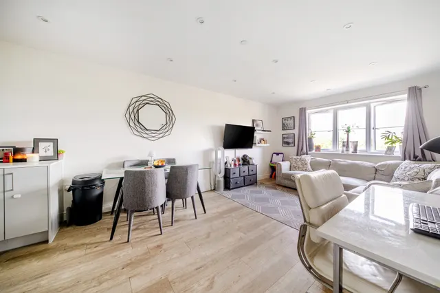 Ceres Crescent, Epsom, KT17, photo 1