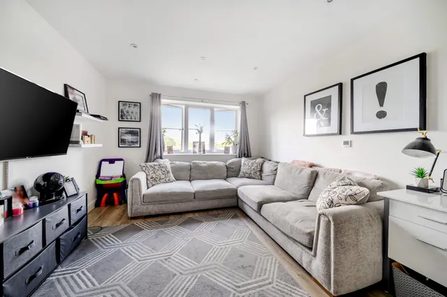 Ceres Crescent, Epsom, KT17, photo 3