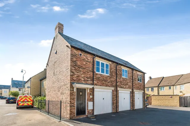 Poppy Terrace, Carterton, photo 1