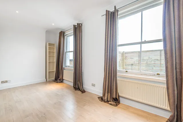 Photo 2 — Flat 14, 95-99 Ladbroke Grove, London