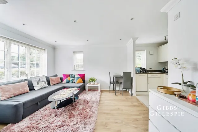 High Street, Rickmansworth Fees Apply, WD3, photo 2