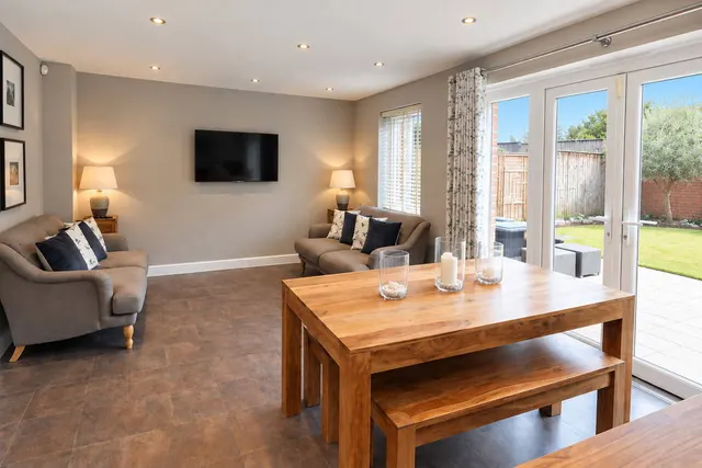 Photo 2 — Sigwels Road, Cawston, Rugby, CV22 7XF