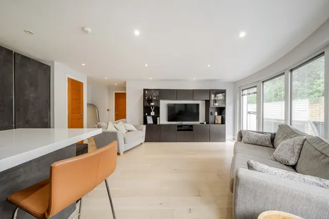 Court Lane, Epsom, KT19, photo 2