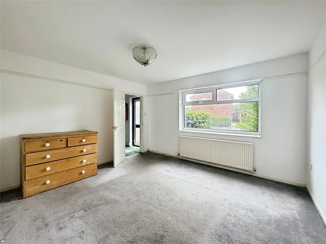Queens Crescent, Upton, CH2, photo 3