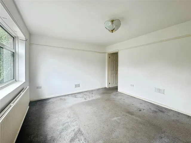 Queens Crescent, Upton, CH2, photo 2