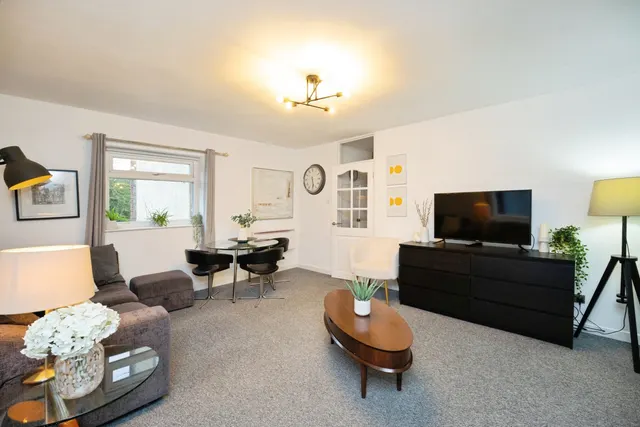 Queenshill Avenue, Leeds, LS17, photo 3