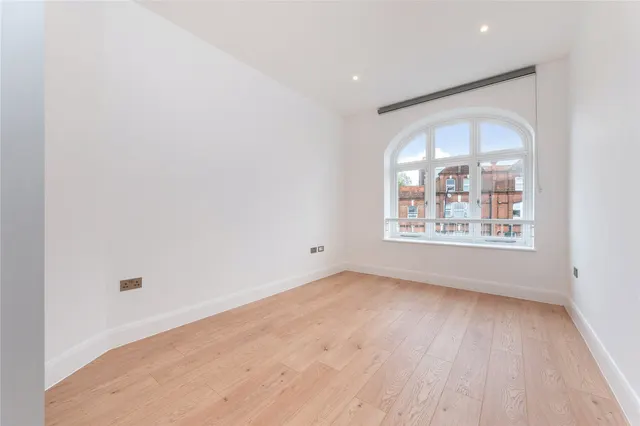 Lee High Road, London, SE13, photo 2