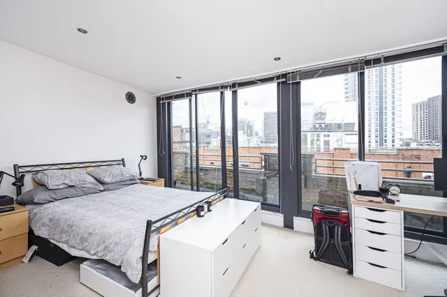 Photo 3 — 10 Saxon House, 1 Thrawl Street, London