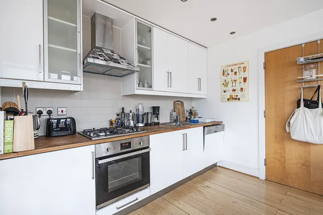Photo 2 — 10 Saxon House, 1 Thrawl Street, London