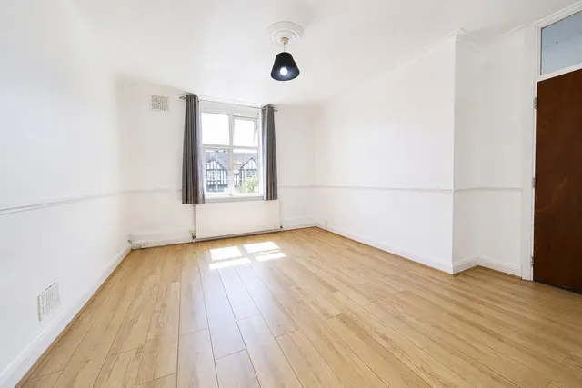 Photo 2 — Oakleigh Road North, London N20 0TX