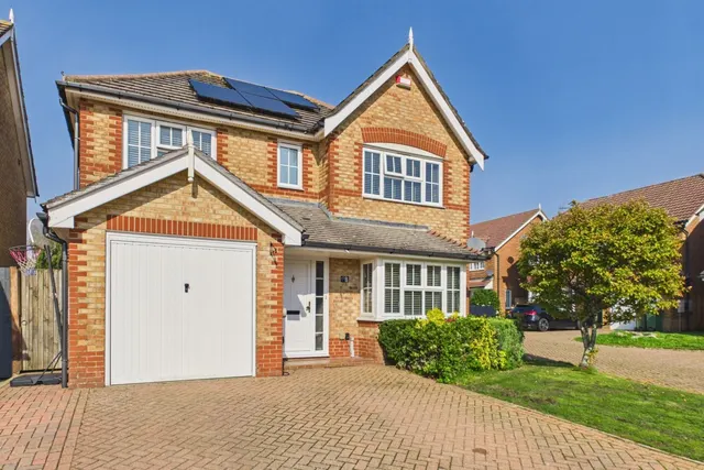 Gloster Close, Hawkinge, CT18, photo 1
