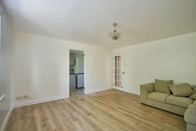 Photo 3 — Sten Close, Enfield, EN3