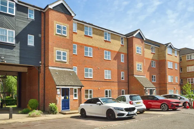 Sten Close, Enfield, EN3 — photo 1