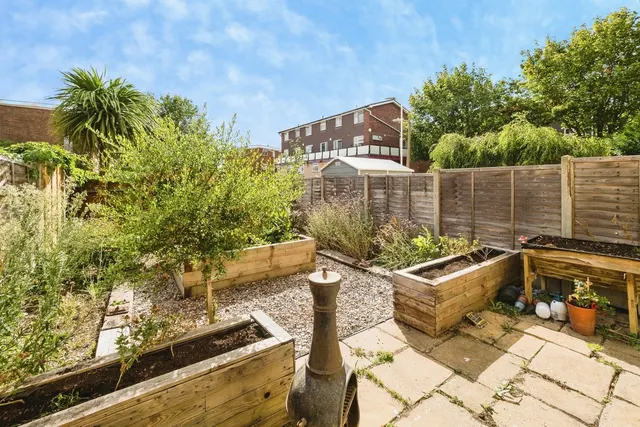 Photo 2 — Victor Close, Hornchurch, RM12