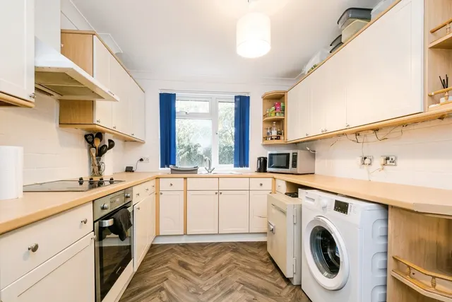 Photo 3 — Victor Close, Hornchurch, RM12
