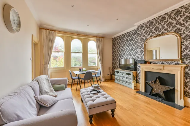 London, NW6, photo 1
