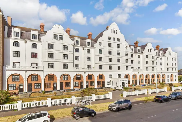 Grand Avenue, Worthing, BN11, photo 1