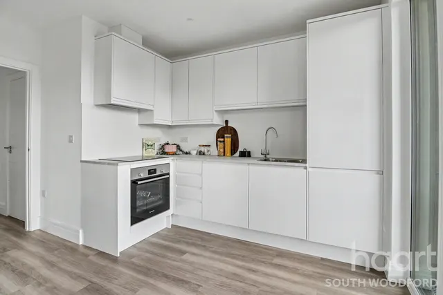 Churchfields, London, E18, photo 3