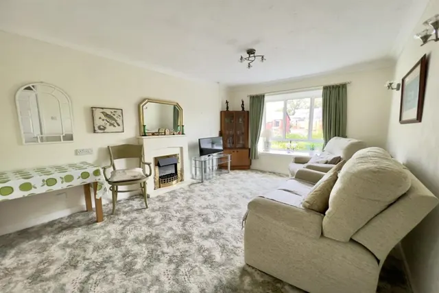Cedarwood Legh Close, Stockport, photo 2