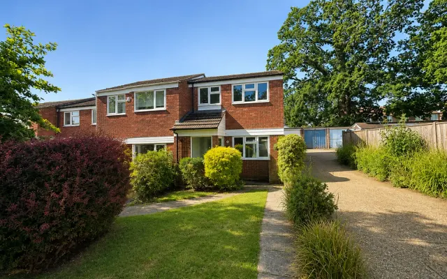 Angus Close, Chessington, KT9, photo 1