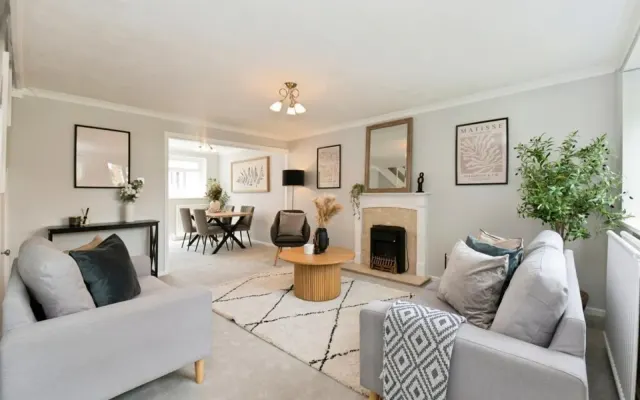 Photo 2 — Angus Close, Chessington, KT9