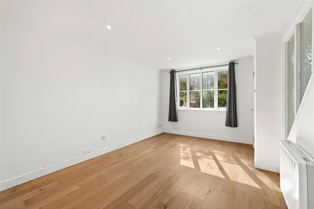 Photo 2 — Sonning Gardens, Hampton, TW12 3PN