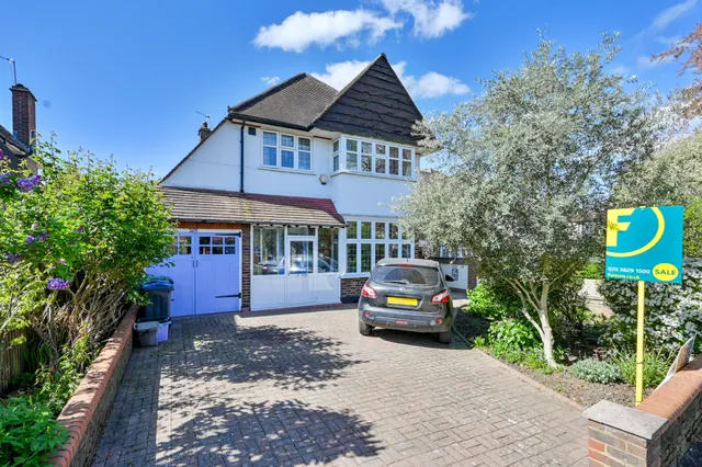 London, SW20, photo 1