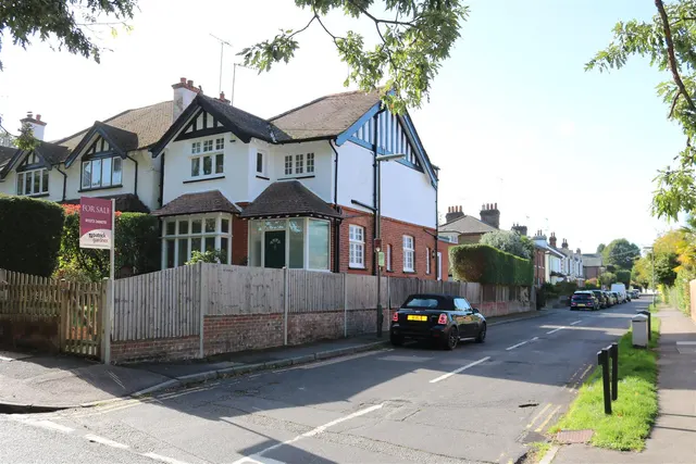 Reigate Road, Leatherhead, KT22, photo 1