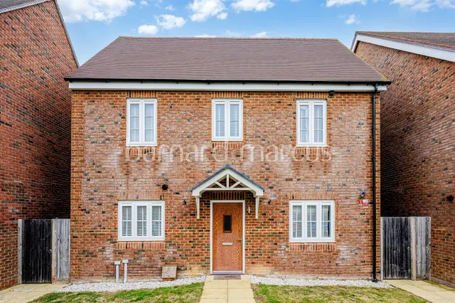 Isabella Walk, Tadworth, photo 1