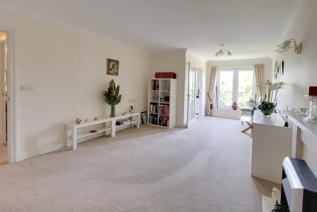 Photo 2 — Flat 37, Mildred Court, Croydon, 26 Bingham Road, CR0 7EX