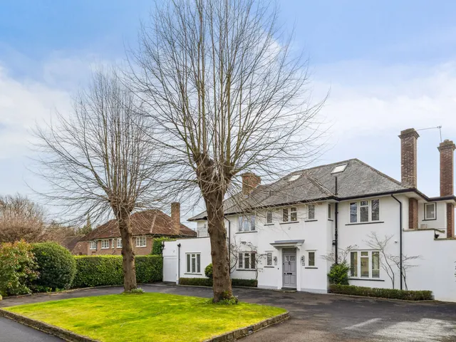 Esher Place Avenue, Esher, KT10, photo 1