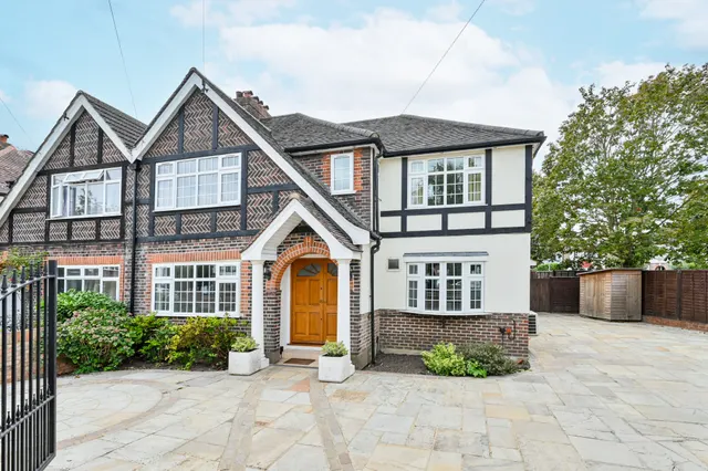2 Hampton Court Avenue, East Molesey, photo 1