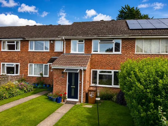 Viburnum Close, Godinton, photo 1