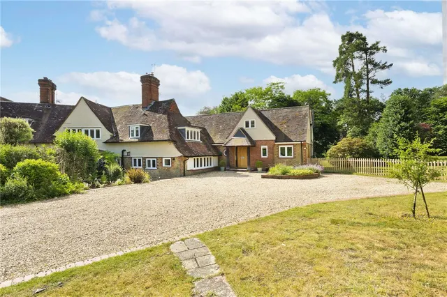 Lodge Hill Road, Lower Bourne, Farnham, Surrey, GU10 3RD, photo 1