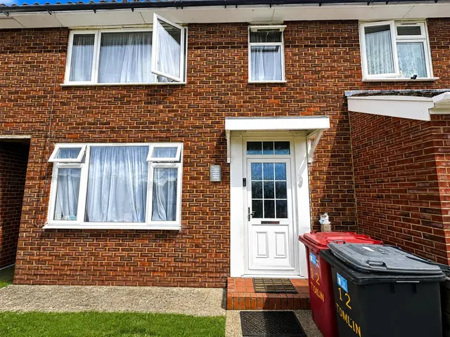 Tomlin Road, Slough, photo 1