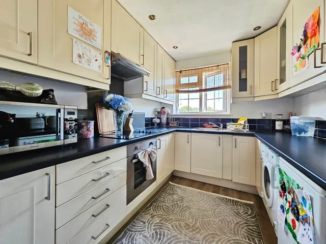 Waters Drive, Staines-upon-Thames, TW18, photo 2