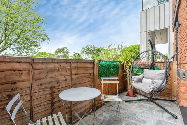 Albert Drive, Woking, GU21, photo 1