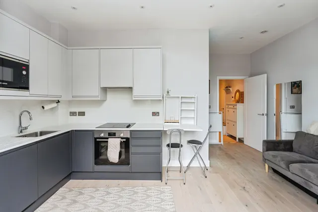 Albert Drive, Woking, GU21, photo 2