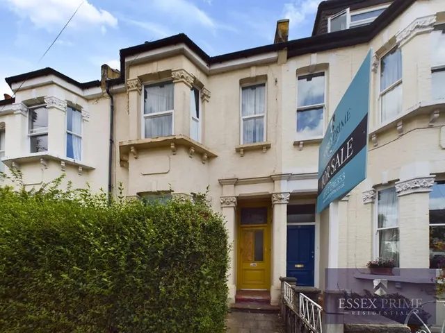 Photo 2 — Beaconsfield Road St.Margarets, Twickenham TW1 3HU