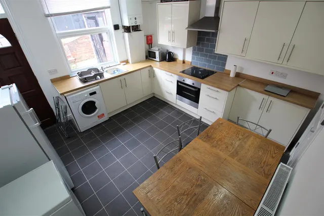 Beamsley Grove, Hyde Park, LS6, photo 1