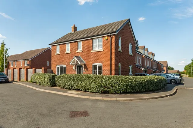 Owen Grove, Whitnash, photo 1