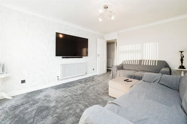 Photo 3 — Ongar Way, Rainham, RM13