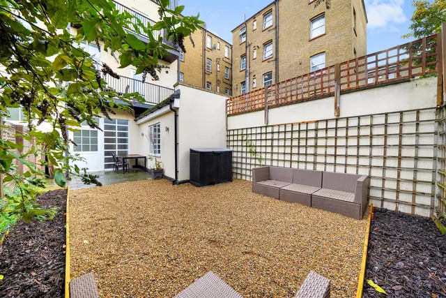 Halesworth Court, Bow, photo 1