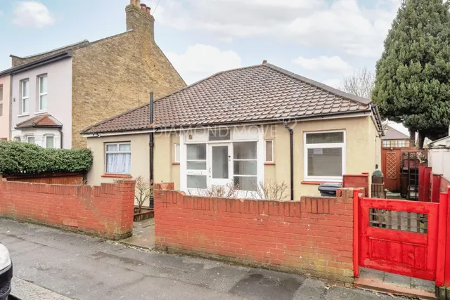 Rossindel Road, Hounslow, TW3 3QN, photo 1