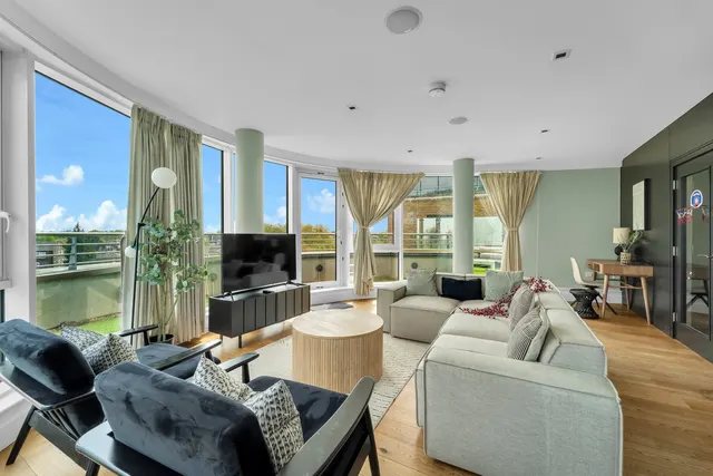 Kew Bridge Road, Brentford, TW8, photo 1