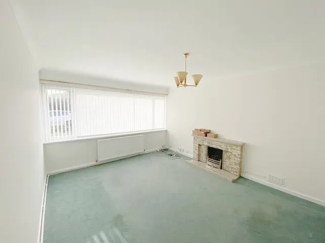 Ascot Drive, Great Sutton, CH66, photo 2